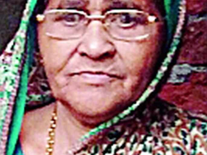 Wolf wander for money acquisition cost | विहीर अधिग्रहणाच्या पैशासाठी वृद्धेची भटकंती Wolf wander for money acquisition cost | विहीर अधिग्रहणाच्या पैशासाठी वृद्धेची भटकंती