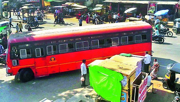 Out of traffic control | आर्णीत वाहतूक नियंत्रणाबाहेर Out of traffic control | आर्णीत वाहतूक नियंत्रणाबाहेर