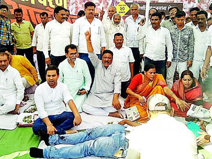 The blood of government does not have a pair of darts | शासनाच्या रक्तात दातृत्व नाही The blood of government does not have a pair of darts | शासनाच्या रक्तात दातृत्व नाही