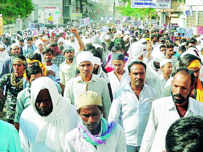 District Caucheryar Morcha protested against the occurrence of tornadoes | कठुआ घटनेच्या निषेधार्थ जिल्हा कचेरीवर मोर्चा District Caucheryar Morcha protested against the occurrence of tornadoes | कठुआ घटनेच्या निषेधार्थ जिल्हा कचेरीवर मोर्चा