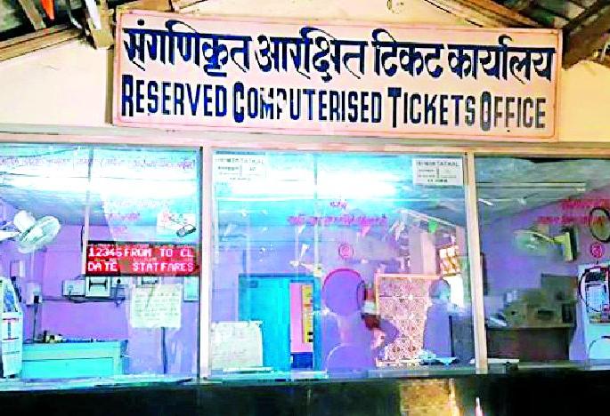 Three lakh lacs of rupees broke out in the railway station | रेल्वेस्थानकावरील तिजोरी फोडून साडेतीन लाख लंपास Three lakh lacs of rupees broke out in the railway station | रेल्वेस्थानकावरील तिजोरी फोडून साडेतीन लाख लंपास