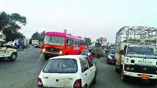 Ozarla transporters | ओझरला वाहतूककोंडी  Ozarla transporters | ओझरला वाहतूककोंडी