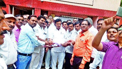 The salary of the municipal school was exhausted for 6 months | नगरसूल शाळेचे ६ महिन्यांपासून पगार थकले The salary of the municipal school was exhausted for 6 months | नगरसूल शाळेचे ६ महिन्यांपासून पगार थकले