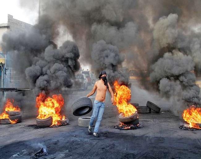 Facebook, WhatsApp usage taxed in lebanon; The whole city is on fire | फेसबूक, व्हॉट्सअॅप वापरावर कर लावला; अख्खे शहर आगीत धुमसतेय Facebook, WhatsApp usage taxed in lebanon; The whole city is on fire | फेसबूक, व्हॉट्सअॅप वापरावर कर लावला; अख्खे शहर आगीत धुमसतेय