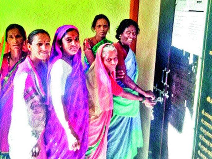 Locked to Rajapur Gram Panchayat | राजापूर ग्रामपंचायतीला ठोकले कुलूप  Locked to Rajapur Gram Panchayat | राजापूर ग्रामपंचायतीला ठोकले कुलूप