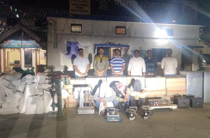 LCB raid on fake flavored tobacco factory | बनावट सुगंधित तंबाखू कारखान्यावर ‘एलसीबी’ची धाड LCB raid on fake flavored tobacco factory | बनावट सुगंधित तंबाखू कारखान्यावर ‘एलसीबी’ची धाड