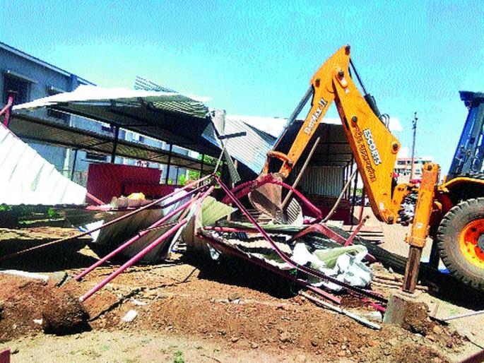 Unauthorized constructions in Gurdwara destroyed | आडगावातील अनधिकृत बांधकामे उद्ध्वस्त Unauthorized constructions in Gurdwara destroyed | आडगावातील अनधिकृत बांधकामे उद्ध्वस्त