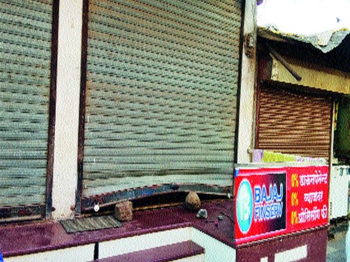 A mobile shop was opened in Abovea | अभोण्यात मोबाइल दुकान फोडले