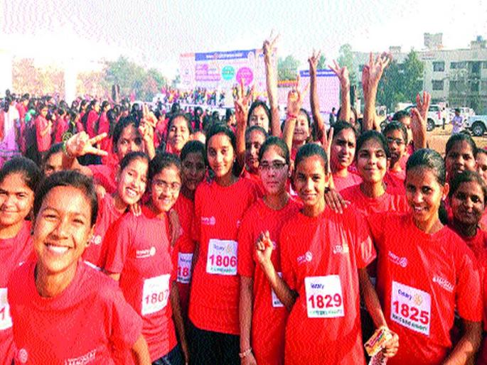 Thousands runners run in the mini marathon | मिनी मॅरेथॉनमध्ये धावले हजारो धावपटू