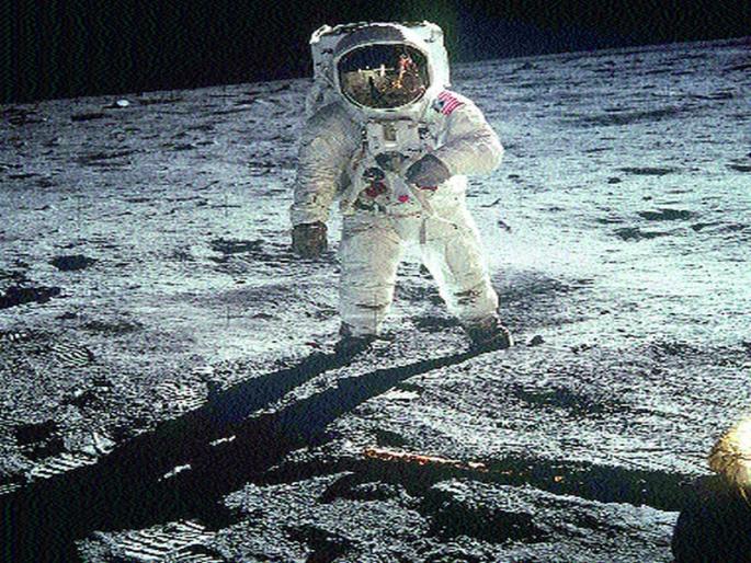 Travel to the moon in the open ... | उलगडला चंद्रापर्यंतचा प्रवास... Travel to the moon in the open ... | उलगडला चंद्रापर्यंतचा प्रवास...