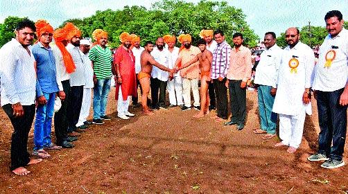 Wonders of 'Lakho' granddaughter in Nagapur's soil ... | नागापूरच्या मातीत रंगली ‘लाख’मोलाची कुस्ती... Wonders of 'Lakho' granddaughter in Nagapur's soil ... | नागापूरच्या मातीत रंगली ‘लाख’मोलाची कुस्ती...