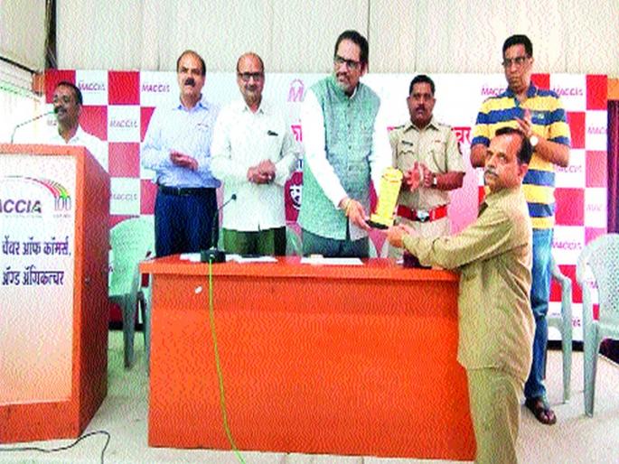Maharashtra Charter honors the ideal rickshaw drivers | महाराष्ट्र चेंबरतर्फे आदर्श रिक्षाचालकांचा सन्मान Maharashtra Charter honors the ideal rickshaw drivers | महाराष्ट्र चेंबरतर्फे आदर्श रिक्षाचालकांचा सन्मान