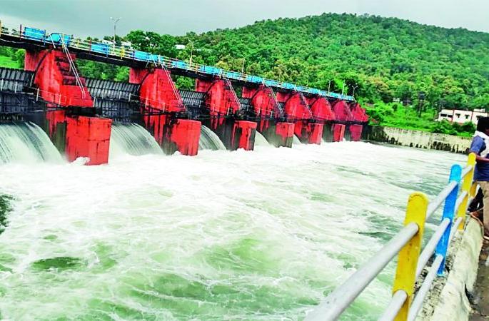 Lower Wardha, Bor Anlal Nala gates opened | निम्न वर्धा, बोर अन् लाल नालाचे दरवाजे उघडले