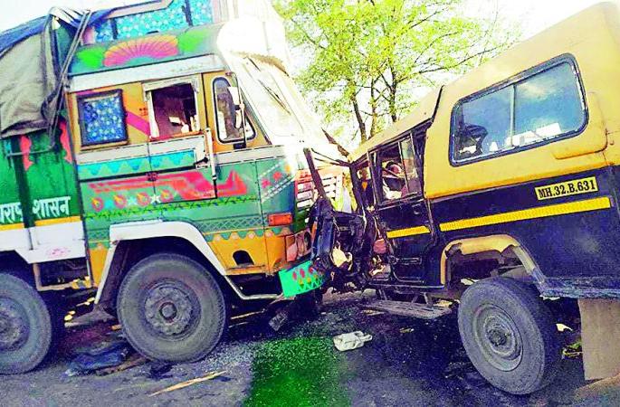 Black and yellow truck hit on Wardha-Shedgaon road; 17 passengers injured | वर्धा-शेडगाव मार्गावर काळीपिवळीची ट्रकला धडक; १७ प्रवासी जखमी Black and yellow truck hit on Wardha-Shedgaon road; 17 passengers injured | वर्धा-शेडगाव मार्गावर काळीपिवळीची ट्रकला धडक; १७ प्रवासी जखमी