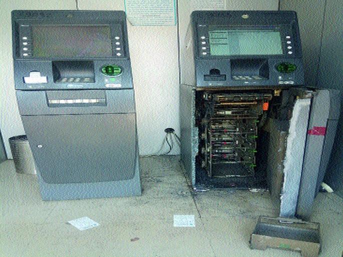 Within 5 minutes the 'ATM' exploded and extended 1 lakh | १६ मिनिटांत ‘एटीएम’ फोडून १३ लाख लांबविले Within 5 minutes the 'ATM' exploded and extended 1 lakh | १६ मिनिटांत ‘एटीएम’ फोडून १३ लाख लांबविले