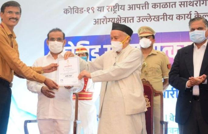 Governor felicitate Ner's laboratory scientist in Yavatmal district | यवतमाळ जिल्ह्यातील नेरच्या प्रयोगशाळा वैज्ञानिकाचा राज्यपालांच्या हस्ते गुणगौरव Governor felicitate Ner's laboratory scientist in Yavatmal district | यवतमाळ जिल्ह्यातील नेरच्या प्रयोगशाळा वैज्ञानिकाचा राज्यपालांच्या हस्ते गुणगौरव