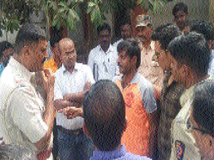 Youth's autobiography attempted for corruption | भ्रष्टाचाराच्या चौकशीसाठी तरुणाचा आत्मदहनाचा प्रयत्न Youth's autobiography attempted for corruption | भ्रष्टाचाराच्या चौकशीसाठी तरुणाचा आत्मदहनाचा प्रयत्न