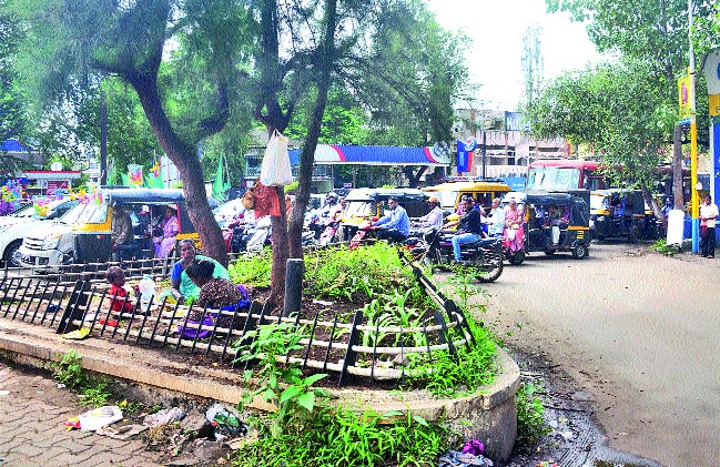Signal's Left Turning Navala ... | सिग्नलची डावी वळणे नावालाच... Signal's Left Turning Navala ... | सिग्नलची डावी वळणे नावालाच...