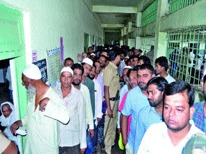 Afternoons queue in the middle of Malegaon | मालेगाव मध्यमध्ये दुपारनंतर लागल्या रांगा Afternoons queue in the middle of Malegaon | मालेगाव मध्यमध्ये दुपारनंतर लागल्या रांगा