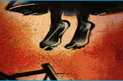 Eleven-year-old girl sucide in the Loni station area | अकरा वर्षीय मुलीची गळफास घेऊन आत्महत्या; लोणी स्टेशन परिसरातील घटना Eleven-year-old girl sucide in the Loni station area | अकरा वर्षीय मुलीची गळफास घेऊन आत्महत्या; लोणी स्टेशन परिसरातील घटना