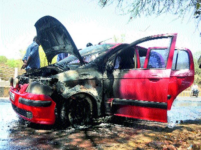 A sudden stomach was taken by the car near the Chopda lawns | चोपडा लॉन्सजवळ कारने घेतला अचानक पेट A sudden stomach was taken by the car near the Chopda lawns | चोपडा लॉन्सजवळ कारने घेतला अचानक पेट