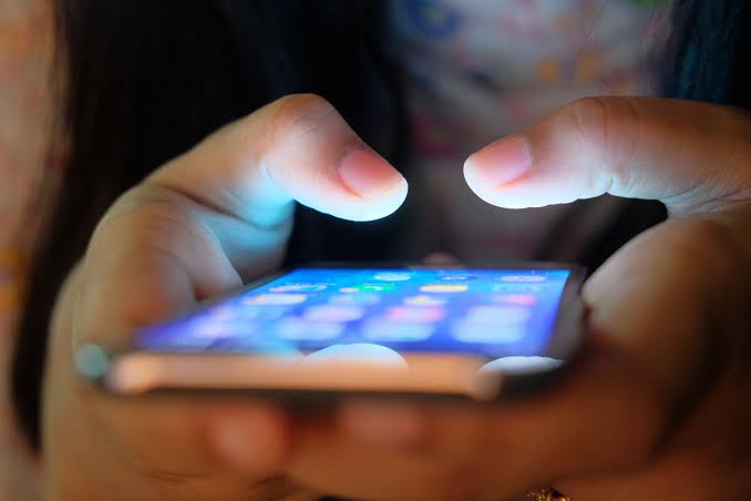 Be careful! Young girls are lured into social media | सावधान! सोशल मीडियावरून अल्पवयीन मुलींना ओढले जातेय जाळ्यात  Be careful! Young girls are lured into social media | सावधान! सोशल मीडियावरून अल्पवयीन मुलींना ओढले जातेय जाळ्यात