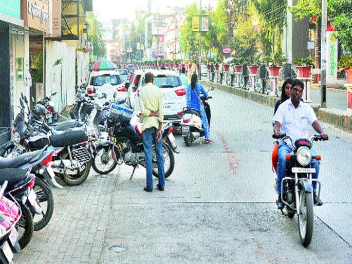 Increase in traffic problem for the college | कॉलेजरोडला वाहतूक समस्येत वाढ Increase in traffic problem for the college | कॉलेजरोडला वाहतूक समस्येत वाढ