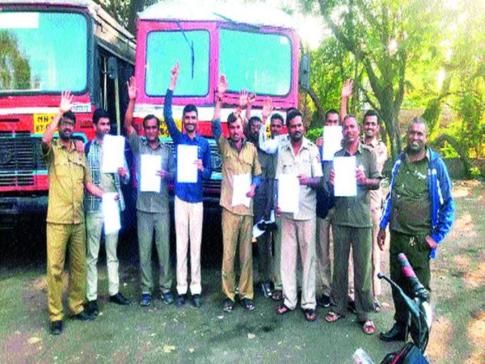 Desire of ST employees asked | एसटी कर्मचाऱ्यांनी मागितले इच्छामरण Desire of ST employees asked | एसटी कर्मचाऱ्यांनी मागितले इच्छामरण