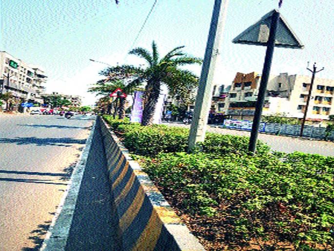 Encroachment of boards on Wadala-Pathardi road | वडाळा-पाथर्डी रस्त्यावर फलकांचे अतिक्रमण Encroachment of boards on Wadala-Pathardi road | वडाळा-पाथर्डी रस्त्यावर फलकांचे अतिक्रमण