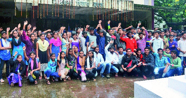Students protest against Central Kitchen | सेंट्रल किचनला विद्यार्थ्यांचा विरोध Students protest against Central Kitchen | सेंट्रल किचनला विद्यार्थ्यांचा विरोध