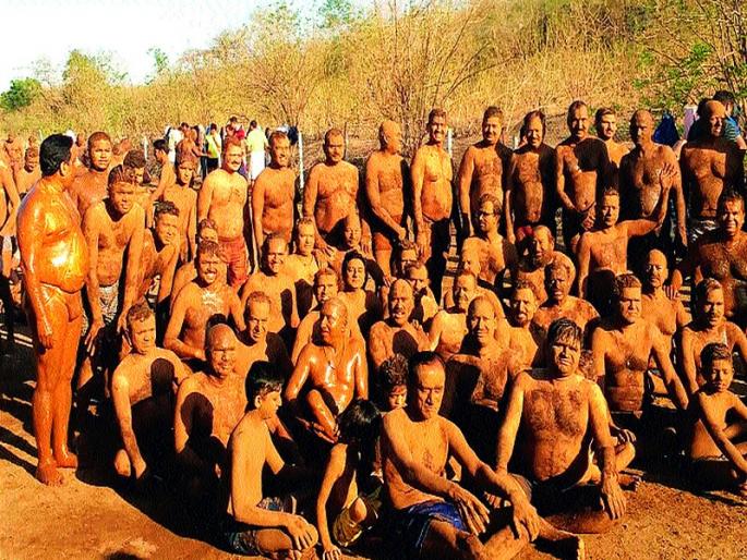  Chamberlain's painting color 'Madaboth' | चामरलेण्याच्या पायथ्याशी रंगला ‘मडबाथ’