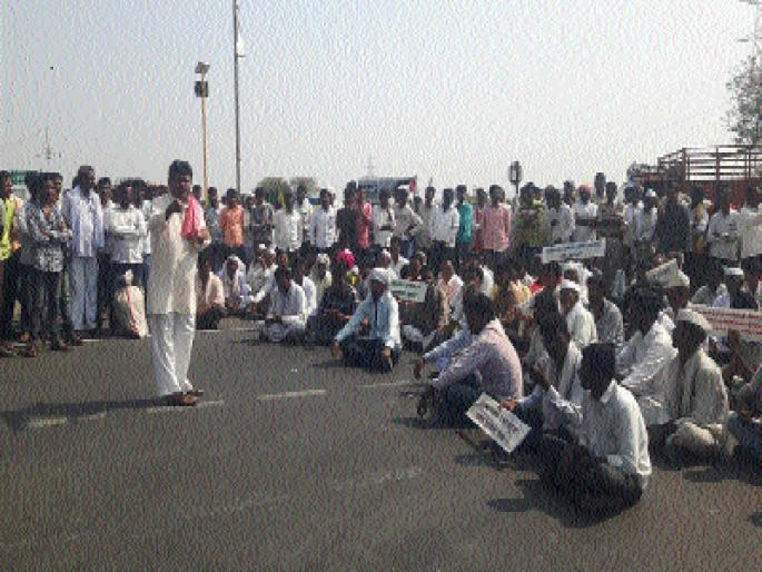 Stop the path of the Farmers' struggle committee at Majalgaon | माजलगाव येथे शेतकरी संघर्ष समितीचा रास्ता रोको Stop the path of the Farmers' struggle committee at Majalgaon | माजलगाव येथे शेतकरी संघर्ष समितीचा रास्ता रोको