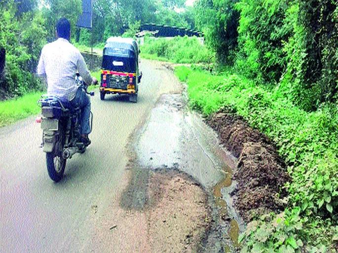 Excrement in the mud on the Bhagur-Nenagaon road | भगूर-नानेगाव रस्त्यावर गोठ्यातील मलमूत्र Excrement in the mud on the Bhagur-Nenagaon road | भगूर-नानेगाव रस्त्यावर गोठ्यातील मलमूत्र