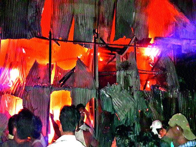 Fire in Ramjanpur; Ten houses burnt to ashes | रमजानपुºयात आग; दहा घरे जळून खाक Fire in Ramjanpur; Ten houses burnt to ashes | रमजानपुºयात आग; दहा घरे जळून खाक