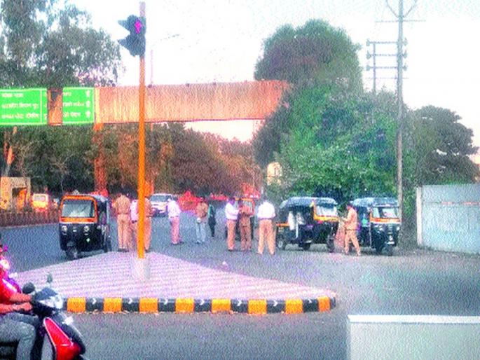 Recovery campaign by blocking police road in Nashik City | नाशिक शहरात पोलिसांची रस्ता अडवून वसुली मोहीम Recovery campaign by blocking police road in Nashik City | नाशिक शहरात पोलिसांची रस्ता अडवून वसुली मोहीम