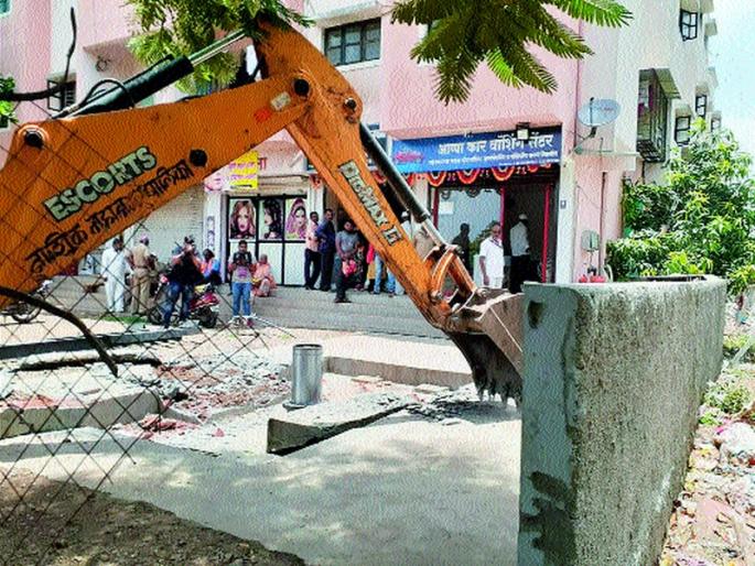 Municipal Mobile Phones Sealed | महापालिकेने केला मोबाइल टॉवर सील Municipal Mobile Phones Sealed | महापालिकेने केला मोबाइल टॉवर सील