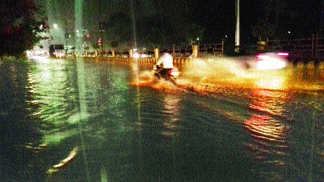 Aurangabad, with a thunderous rain! | औरंगाबादेत कडकडाटासह बरसला! Aurangabad, with a thunderous rain! | औरंगाबादेत कडकडाटासह बरसला!