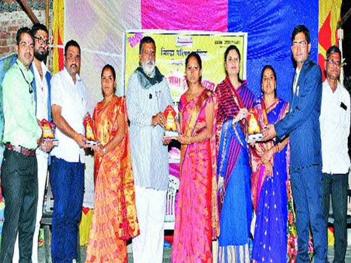 Fondness for the school in Ghotewadi | घोटेवाडी शाळेत स्नेहसंमेलन Fondness for the school in Ghotewadi | घोटेवाडी शाळेत स्नेहसंमेलन