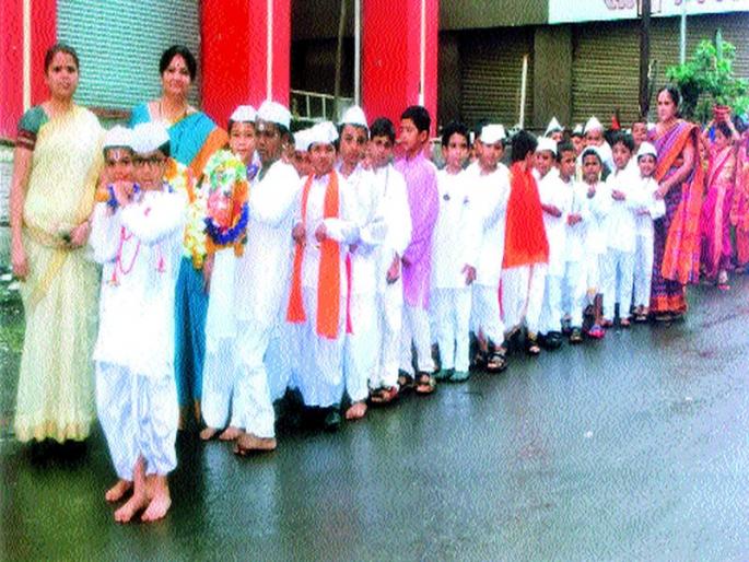 School of Vitthal Naama is filled with Ashdhi Ekadashi | आषाढी एकादशीनिमित्त विठ्ठल नामाची शाळा भरली... School of Vitthal Naama is filled with Ashdhi Ekadashi | आषाढी एकादशीनिमित्त विठ्ठल नामाची शाळा भरली...
