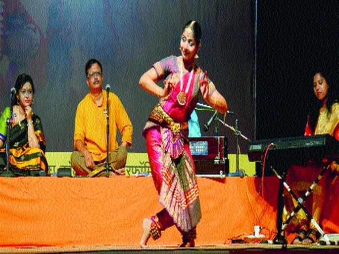 Just need Pandharpur, Chhala Naamcha alarm | अवघे गरजे पंढरपूर, चालला नामाचा गजर Just need Pandharpur, Chhala Naamcha alarm | अवघे गरजे पंढरपूर, चालला नामाचा गजर