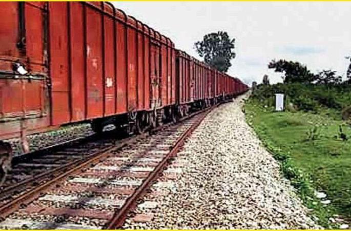 Sand was first transported on the Railway | दपूम रेल्वेत पहिल्यांदा झाली वाळूची वाहतूक  Sand was first transported on the Railway | दपूम रेल्वेत पहिल्यांदा झाली वाळूची वाहतूक