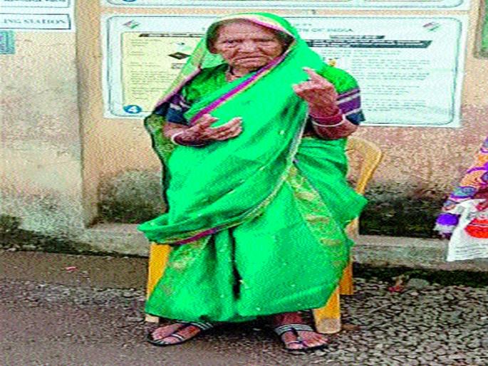 Two grandparents who voted 2 times | १४ वेळा मतदान करणाऱ्या दोन आजीबाई Two grandparents who voted 2 times | १४ वेळा मतदान करणाऱ्या दोन आजीबाई