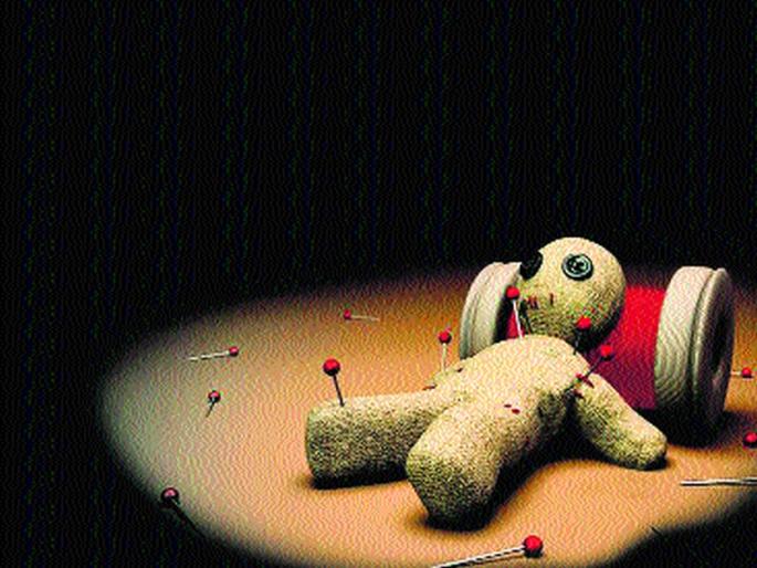 Fear of witchcraft and millions of women from the mantra | जादूटोण्याची भीती घालून मांत्रिकाकडून महिलेस लाखोंचा गंडा Fear of witchcraft and millions of women from the mantra | जादूटोण्याची भीती घालून मांत्रिकाकडून महिलेस लाखोंचा गंडा