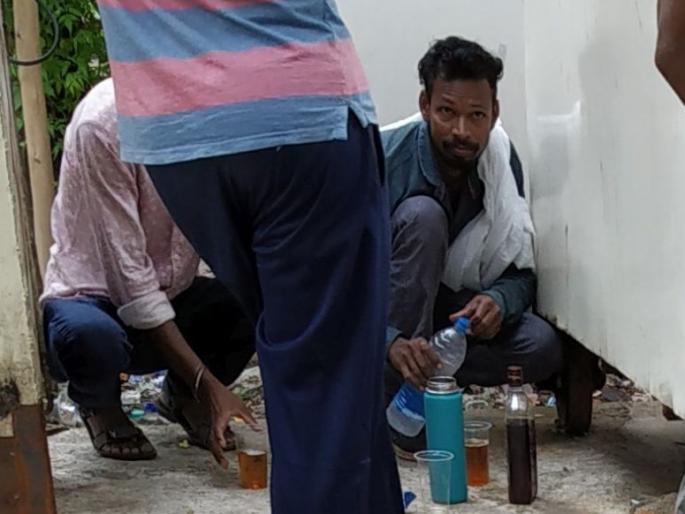 The bar closes at four o'clock, but the liquor gets on the streets | चार वाजता बार बंद, मात्र रस्त्यावर भरतात मधुशाळा The bar closes at four o'clock, but the liquor gets on the streets | चार वाजता बार बंद, मात्र रस्त्यावर भरतात मधुशाळा