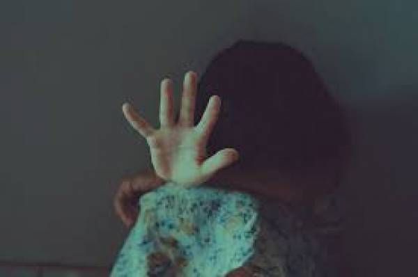 Sexual exploitation of a minor girl by offering chocolate in Wardha district | वर्धा जिल्ह्यात चॉकलेटचे आमिष देऊन अल्पवयीन मुलीचे लैंगिक शोषण Sexual exploitation of a minor girl by offering chocolate in Wardha district | वर्धा जिल्ह्यात चॉकलेटचे आमिष देऊन अल्पवयीन मुलीचे लैंगिक शोषण