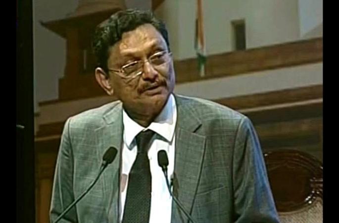 Modern method of pleasing people is dangerous for democracy | आधुनिक लोकरंजनवाद लोकशाहीसाठी धोकादायक