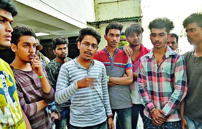 Lives are lost due to more crowd than capacity; Crazy Cassell event | क्षमतेपेक्षा अधिक गर्दीमुळेच गमावले प्राण; क्रेजी कॅसेल घटना