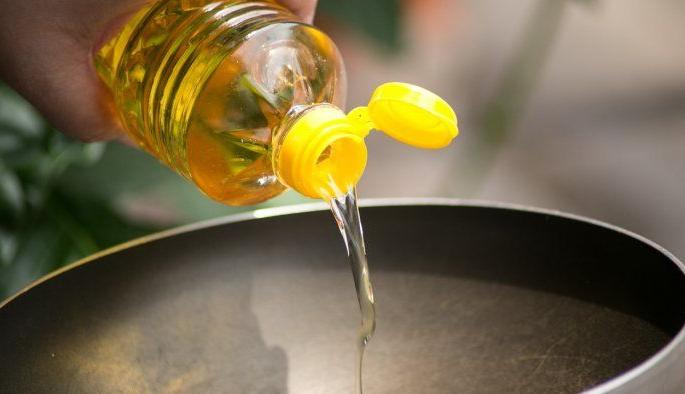 Widespread sale of adulterated 'Nepali' edible oil in Wardha | वर्ध्यात भेसळयुक्त ‘नेपाळी’ खाद्यतेलाची सर्रास विक्री