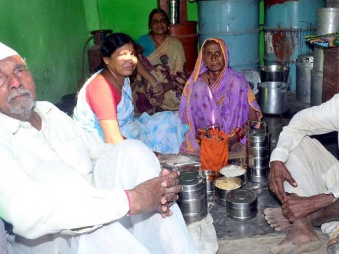 Free food for the old ones; Support for the Aged since 13 years in Wardha | गावातील निराधार वृद्ध स्त्री-पुरूषांना मोफत जेवणाचे डबे; वर्ध्यात १३ वर्षांपासून वार्धक्याला आधार