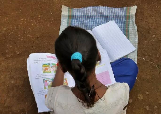 75,000 students no Aadhaar, no bank account, how to make a grant? | ७५ हजार विद्यार्थ्यांचे ना आधार, ना बँक खाते; कसे वळते करायचे अनुदान? 75,000 students no Aadhaar, no bank account, how to make a grant? | ७५ हजार विद्यार्थ्यांचे ना आधार, ना बँक खाते; कसे वळते करायचे अनुदान?